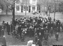 837487 Afbeelding van een openluchtsamenkomst van de Nederlands Hervormde Stadszending op het Koekoeksplein te Utrecht.